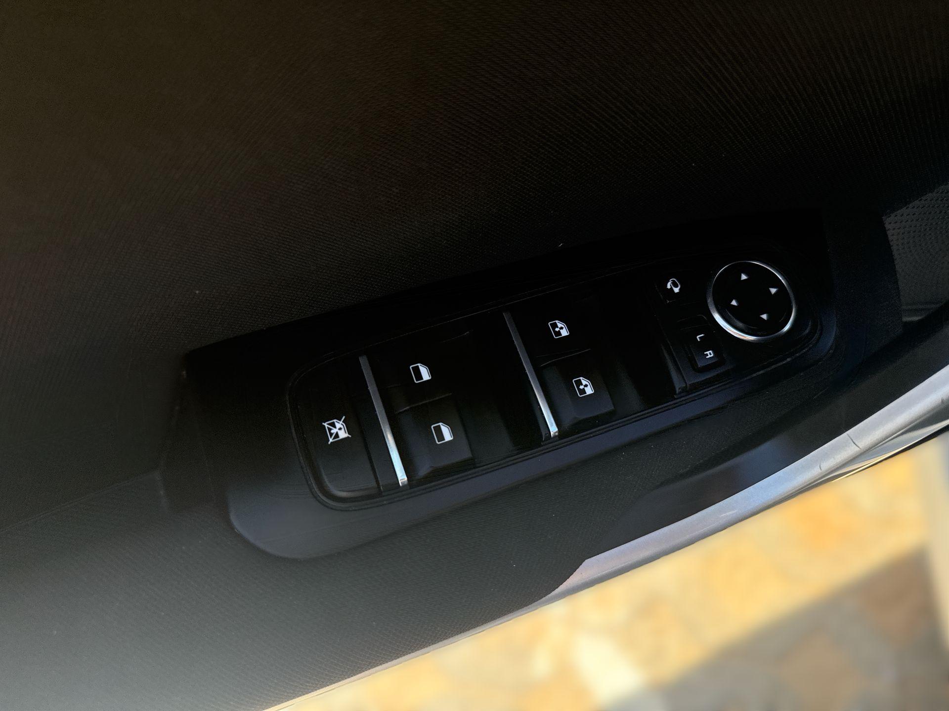 בקרת שליטה בדלת נהג